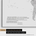 Mappa del mondo multicolore grigia con citazione stampata di Anthony Bourdain, che può essere sostituita con qualsiasi altra citazione durante la personalizzazione