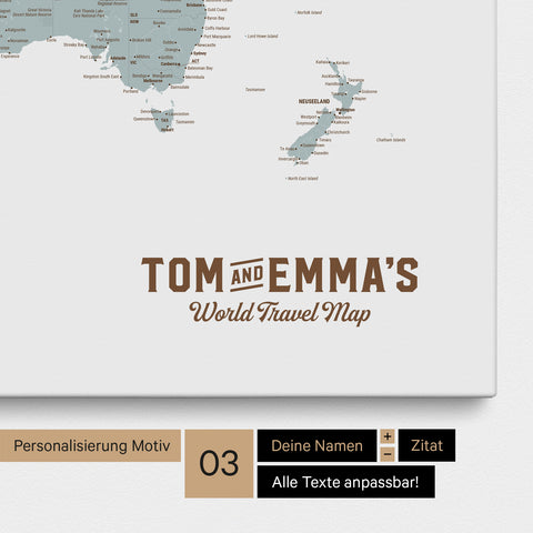 Personalizzazione di una Mappa per puntine del mondo Multicolor Light con un logo in stile vintage, in cui è possibile modificare i nomi e la didascalia «World Travel Map»