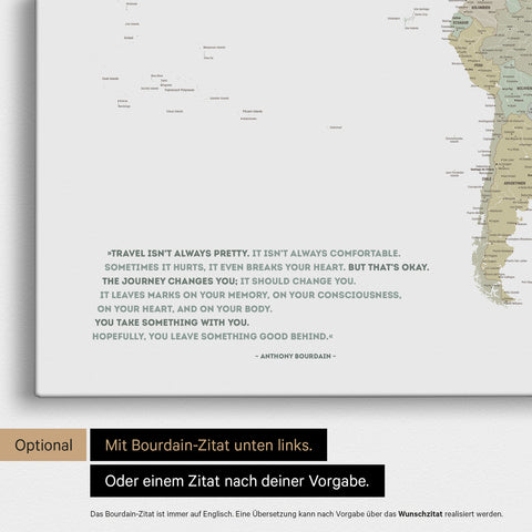 Weltkarte in Multicolor Sage mit eingedrucktem Zitat von Anthony Bourdain, das bei einer Personalisierung gegen ein beliebiges anderes Zitat ersetzt werden kann