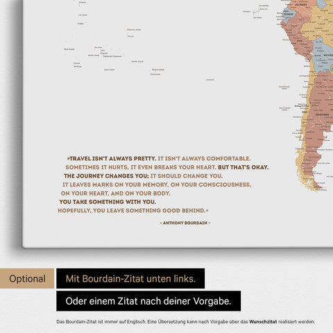 Mappa del mondo multicolore Siena con citazione stampata di Anthony Bourdain, che può essere sostituita con qualsiasi altra citazione durante la personalizzazione