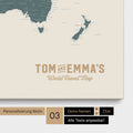 Personalisierung einer Weltkarte Pinnwand in Multicolor Vivid mit einem Logo im Vintage-Look, bei dem die Namen und die Unterzeile „World Travel Map“ geändert werden kann