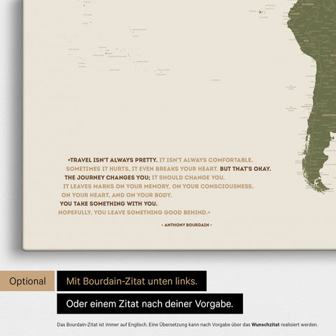Weltkarte in Multicolor Vivid mit eingedrucktem Zitat von Anthony Bourdain, das bei einer Personalisierung gegen ein beliebiges anderes Zitat ersetzt werden kann