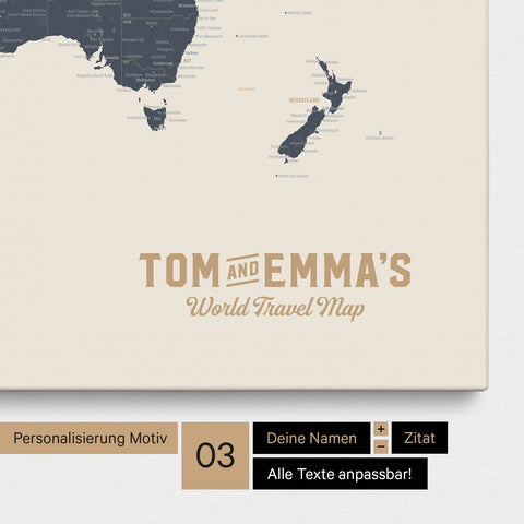 Personalizzazione di una Mappa per puntine del mondo in Navy Light con un logo in stile vintage, in cui è possibile modificare i nomi e la sottotitolo «World Travel Map»
