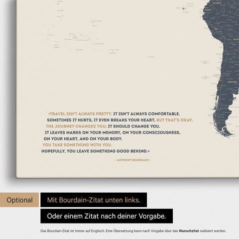 Mappa del mondo in Navy Light con citazione stampata di Anthony Bourdain, che può essere sostituita con qualsiasi altra citazione durante la personalizzazione