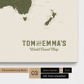 Personalizzazione di una Mappa per puntine del mondo in verde oliva con un logo in stile vintage, in cui è possibile modificare i nomi e la sottolinea "World Travel Map"