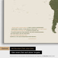 Mappa del mondo in verde oliva con citazione stampata di Anthony Bourdain, che può essere sostituita con qualsiasi altra citazione durante la personalizzazione