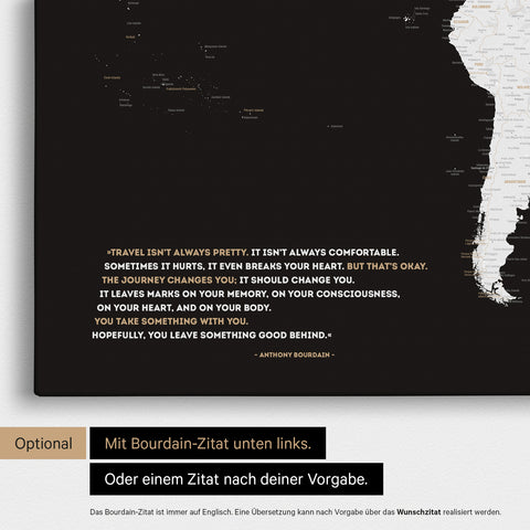 Mappa del mondo in bianco e nero con citazione stampata di Anthony Bourdain, che può essere sostituita con qualsiasi altra citazione durante la personalizzazione