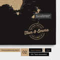 Mappa del mondo personalizzata come Mappa per puntine su tela in Sonar Black (nero-oro) con nomi stampati e una legenda per segnare i luoghi visitati