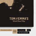 Personalizzazione di una Mappa per puntine del mondo in Sonar Black (nero-oro) con un logo in stile vintage, in cui è possibile modificare i nomi e la sottolinea "World Travel Map"