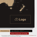 Mappa del mondo come Mappa da puntine in Sonar Black (nero-oro), sulla quale può essere stampato un logo aziendale e possono essere effettuate ulteriori personalizzazioni come realizzazioni su misura