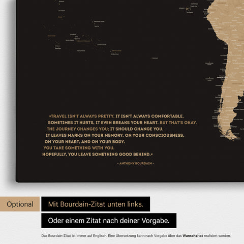 Mappa del mondo in Sonar Black (nero-oro) con citazione stampata di Anthony Bourdain, che può essere sostituita con qualsiasi altra citazione durante la personalizzazione