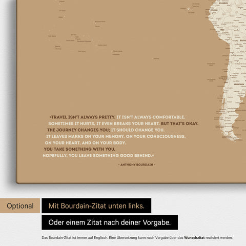 Mappa del mondo in Oro Tesoro con citazione stampata di Anthony Bourdain, che può essere sostituita con qualsiasi altra citazione durante la personalizzazione