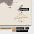 Mappa del mondo personalizzata come Mappa per puntine su tela in Warmgray (marrone-grigio) con nomi stampati e una legenda per segnare i luoghi visitati