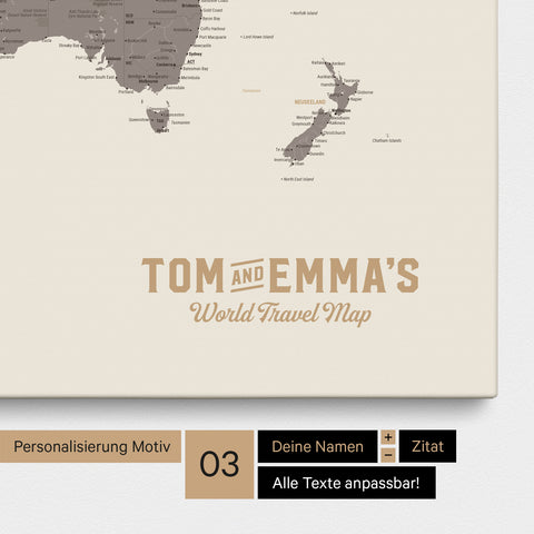 Personalizzazione di una Mappa per puntine del mondo in Warmgray (marrone-grigio) con un logo in stile vintage, in cui è possibile modificare i nomi e la sottolinea "World Travel Map"