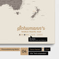 Mappa per puntine su tela di una mappa del mondo in Warmgray (marrone-grigio) con personalizzazione come logo con cognome e legenda