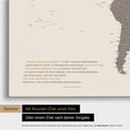 Mappa del mondo in Warmgray (marrone-grigio) con citazione stampata di Anthony Bourdain, che può essere sostituita con qualsiasi altra citazione durante la personalizzazione