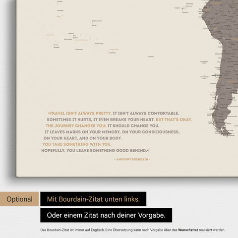 Mappa del mondo in Warmgray (marrone-grigio) con citazione stampata di Anthony Bourdain, che può essere sostituita con qualsiasi altra citazione durante la personalizzazione