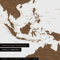 Dettaglio di un poster della mappa del mondo in marrone che mostra le carte dell'Asia