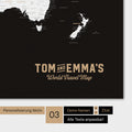 Mappa del mondo in bianco e nero con un logo vintage come personalizzazione moderna