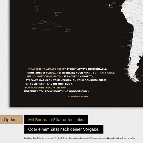 Mappa del mondo in bianco e nero con citazione stampata di Anthony Bourdain, che può essere sostituita con qualsiasi altra citazione durante la personalizzazione