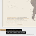Mappa del mondo in colore Warmgray (marrone-grigio) con citazione stampata di Anthony Bourdain, che può essere sostituita con qualsiasi altra citazione durante la personalizzazione