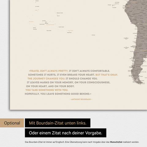 Mappa del mondo in colore Warmgray (marrone-grigio) con citazione stampata di Anthony Bourdain, che può essere sostituita con qualsiasi altra citazione durante la personalizzazione